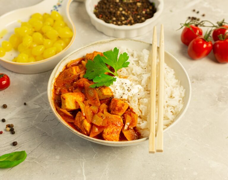 Curry cebulowe z dodatkiem kurczaka i ryżu